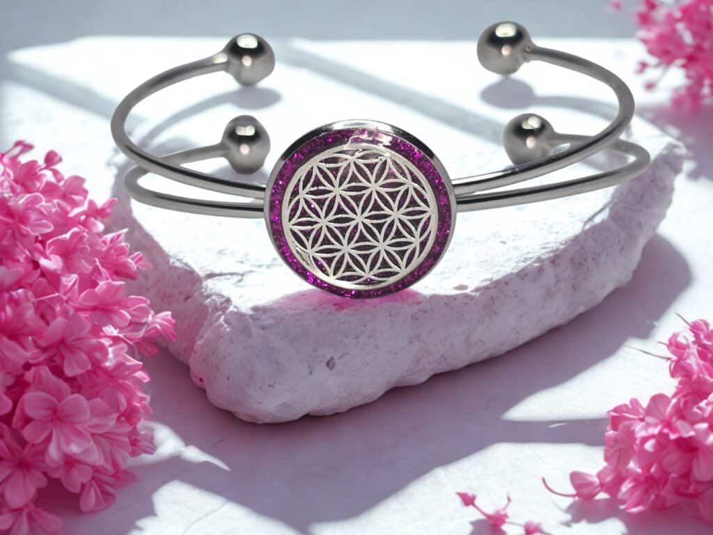 bracelet fleur de vie argentée éclat de rose fond fuchsia pailleté et d’une Fleur de Vie lumineuse Jewels Spirit vue avec fleurs