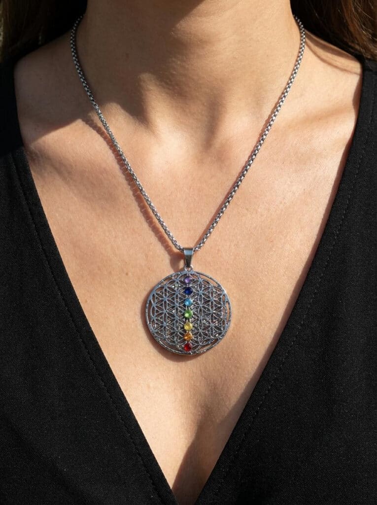 Collier Fleur de Vie 7 Chakras en acier inoxydable argenté porté – bijou spirituel Jewels