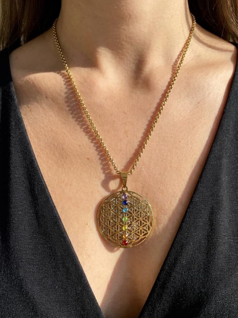 Collier Fleur de Vie 7 Chakras en acier inoxydable doré porté – bijou spirituel Jewels