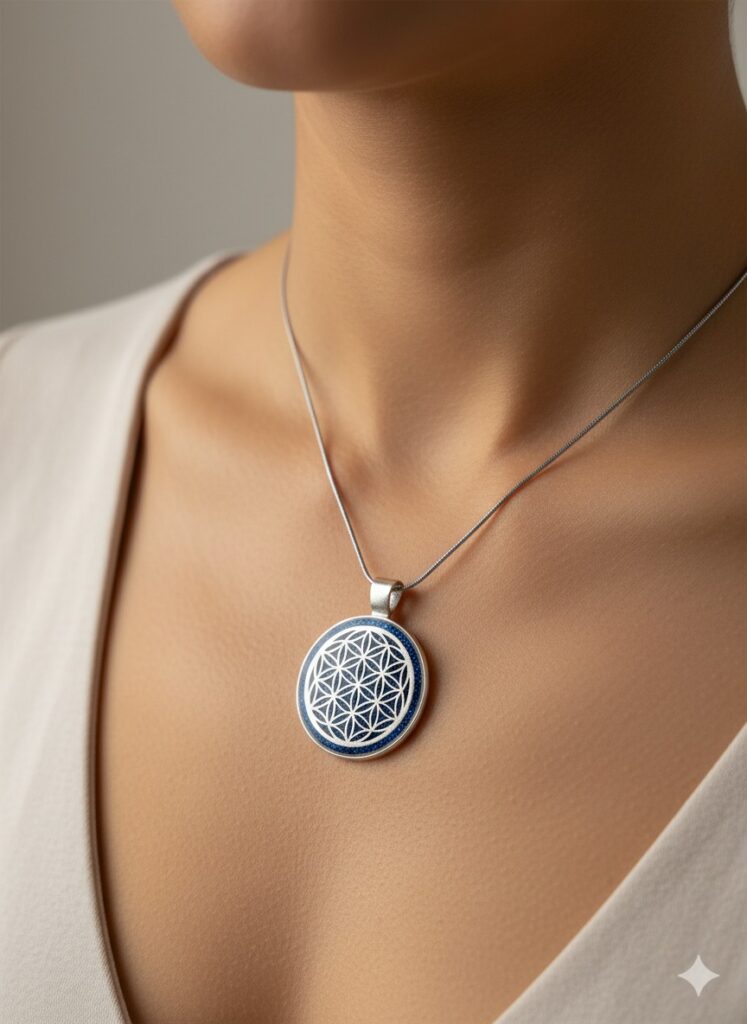 Collier Fleur de Vie bleu argenté porté sur femme, pendentif rond 2,5 cm fond vert pailleté, chaîne 45 cm, Jewels Spirit