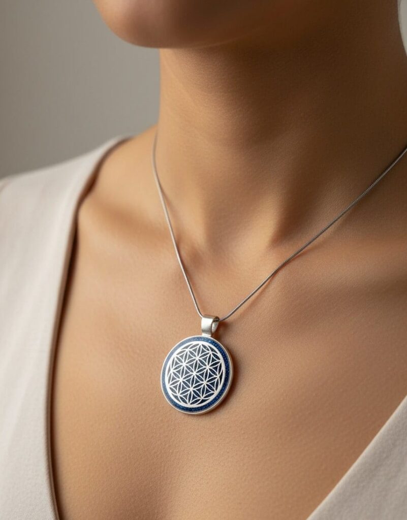 Collier Fleur de Vie bleu argenté porté sur femme, pendentif rond 2,5 cm fond vert pailleté, chaîne 45 cm, Jewels Spirit