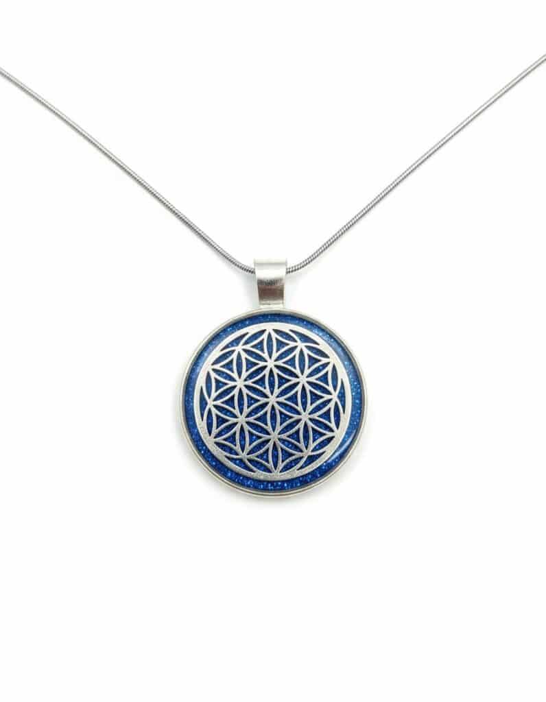 Collier Fleur de Vie bleu argenté en acier inoxydable, pendentif rond 2,5 cm avec symbole Fleur de Vie et fond vert pailleté, chaîne 45 cm, Jewels Spirit