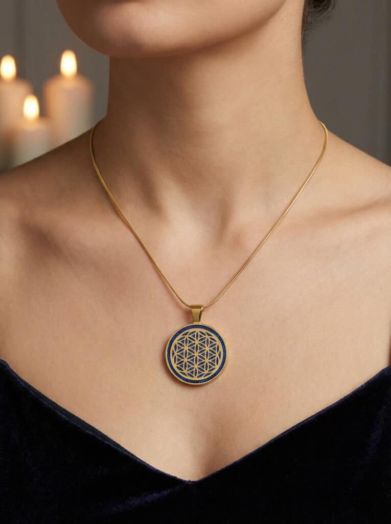 Collier Fleur de Vie bleu doré porté sur femme, pendentif rond 2,5 cm fond vert pailleté, chaîne 45 cm, Jewels Spirit