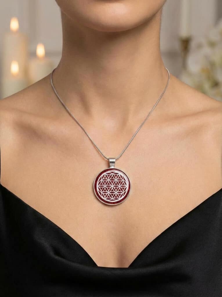 Collier Fleur de Vie rouge argenté porté sur femme, pendentif rond 2,5 cm fond vert pailleté, chaîne 45 cm, Jewels Spirit