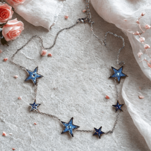 Collier étoile bleu pailleté, argenté Éclat Stellaire en acier inoxydable avec étoiles scintillantes sur fond clair