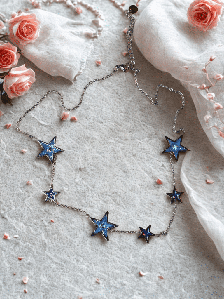 Collier étoile bleu pailleté, argenté Éclat Stellaire en acier inoxydable avec étoiles scintillantes sur fond clair