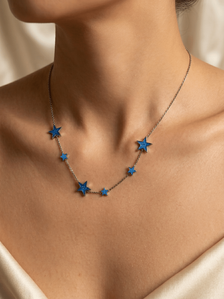 Collier étoile bleu pailleté, argenté Éclat Stellaire porté sur un cou féminin avec chaîne fine et étoiles scintillantes