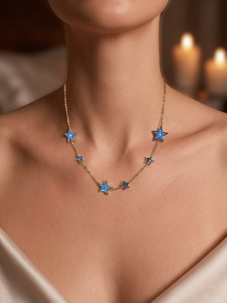 Collier étoile bleu pailleté, doré Éclat Stellaire porté sur un cou féminin avec chaîne fine et étoiles scintillantes