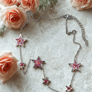 Collier étoile rouge pailleté argenté Flamme Céleste en acier inoxydable avec étoiles scintillantes