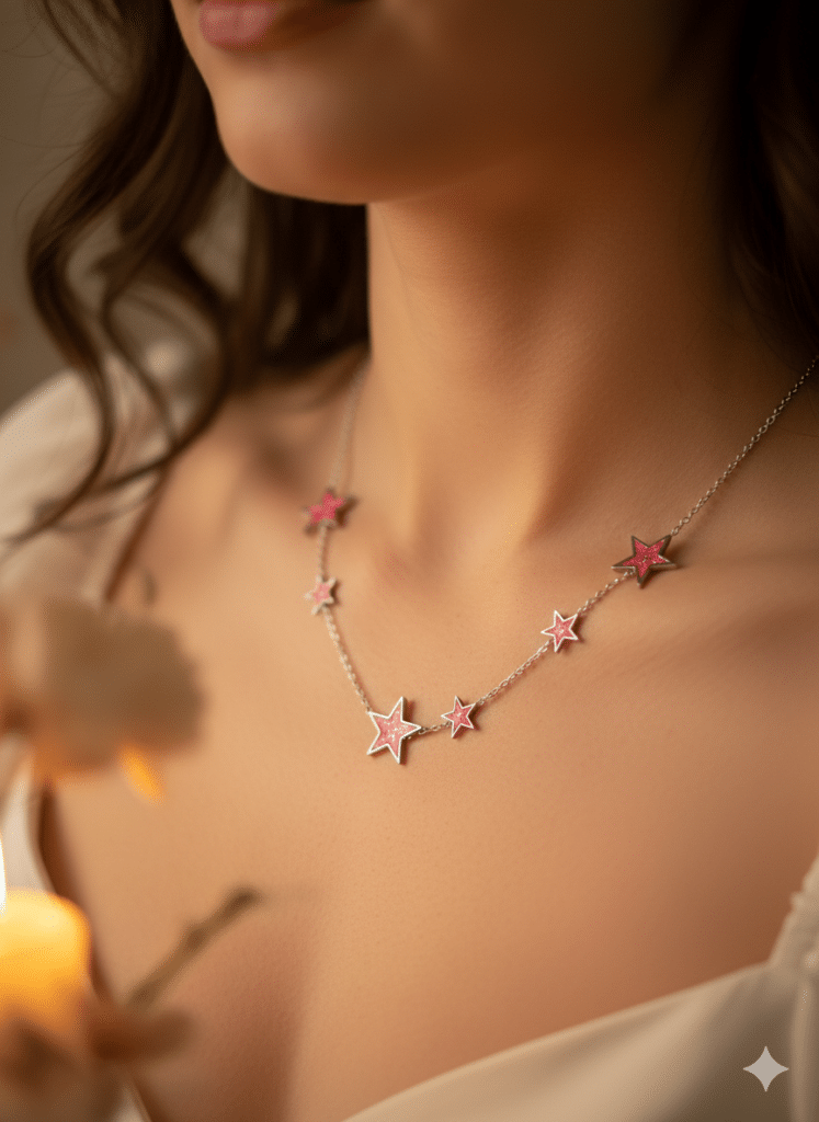 Collier étoile rouge pailleté argenté Flamme Céleste porté sur un cou féminin avec chaîne fine