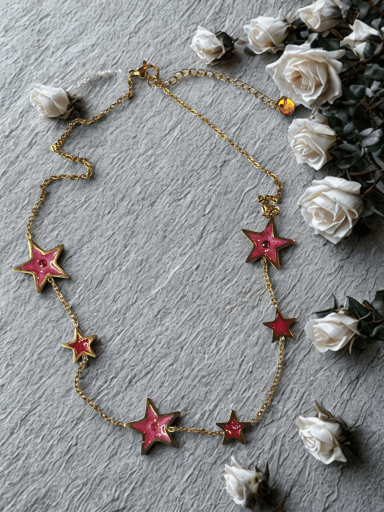 Collier étoile rouge pailleté doré Flamme Céleste en acier inoxydable avec étoiles scintillantes