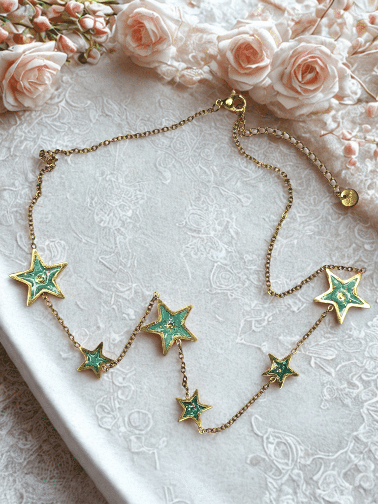 Collier étoile vert pailleté doré Souffle Astral en acier inoxydable avec étoiles scintillantes