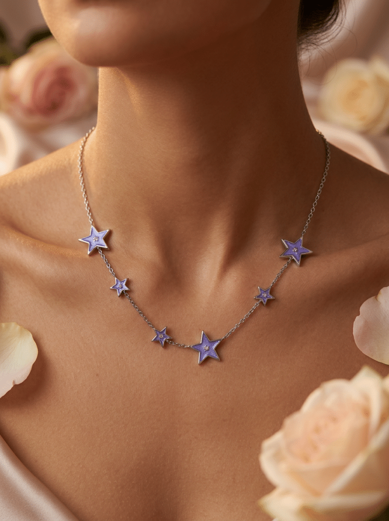Collier étoile violet pailleté argenté Nuit Cosmique porté sur un cou féminin avec chaîne fine