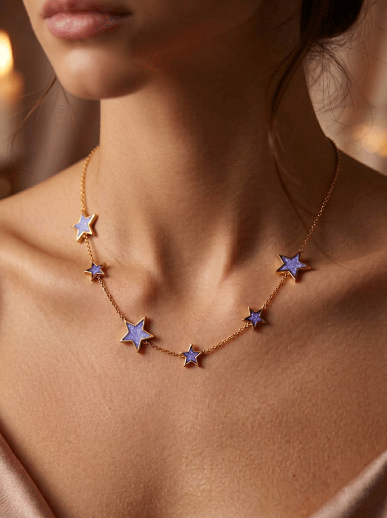 Collier étoile violet pailleté doré Nuit Cosmique porté sur un cou féminin avec chaîne fine
