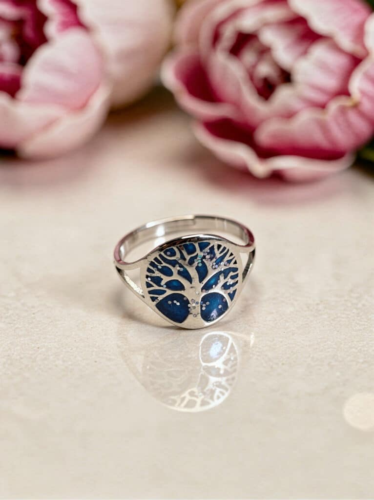 Bague Arbre de Lumière bleue pailletée Racine Céleste finition argentée posée sur table