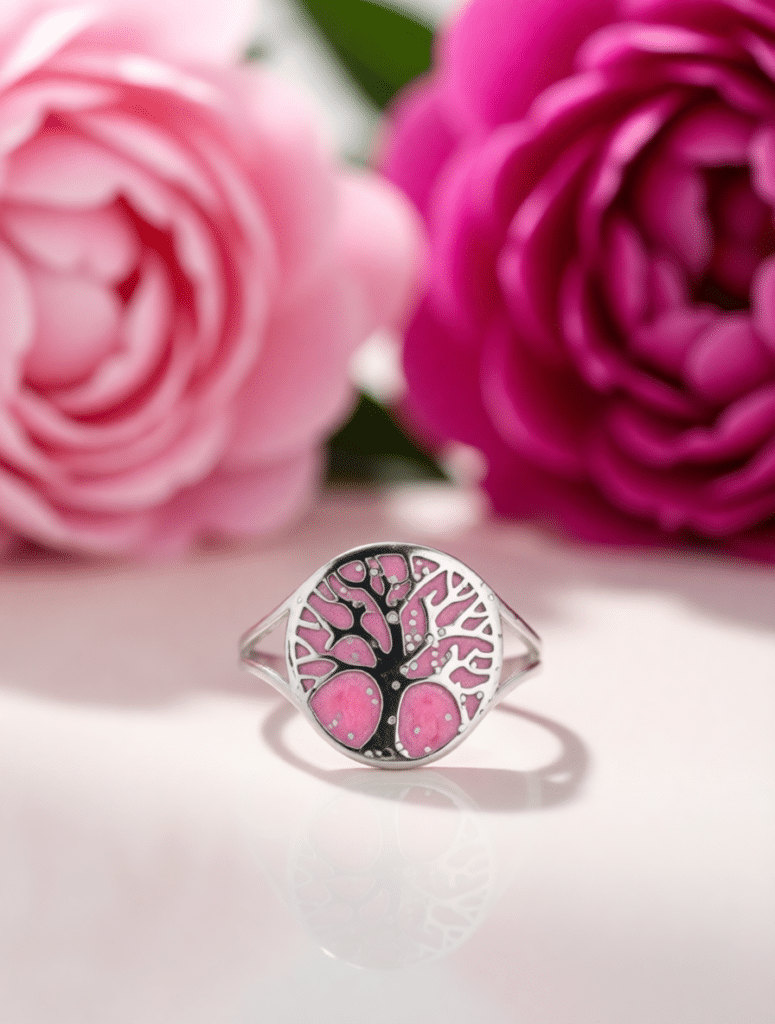 Bague Arbre de Lumière rose pailletée Floraison de Vie finition argentée posée sur table