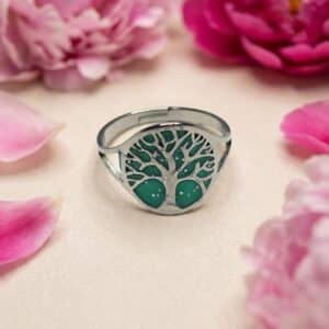 Bague Arbre de Lumière verte pailletée Sève de Vie finition argentée posée sur table