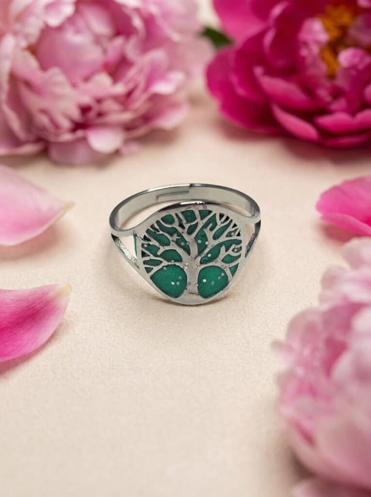Bague Arbre de Lumière verte pailletée Sève de Vie finition argentée posée sur table