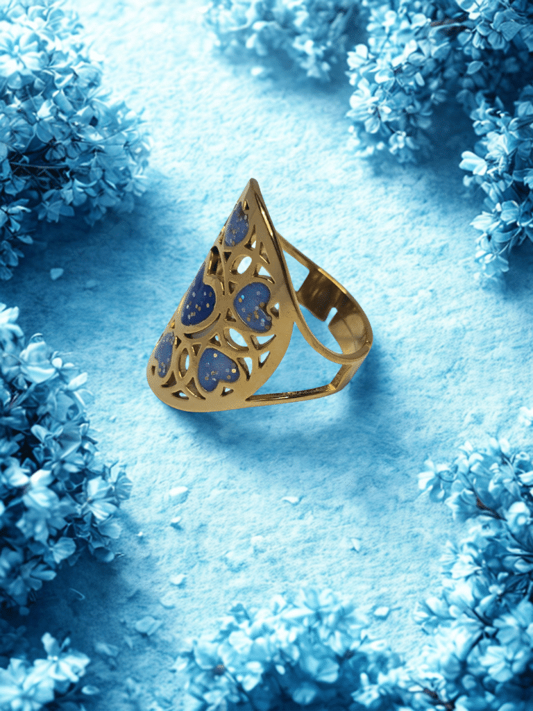 Bague Cœur en Lumière bleue pailletée Cœur Rayonnant finition dorée posée sur table