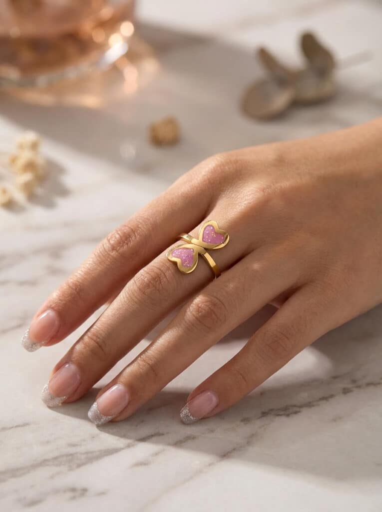 Bague duo Cœur en Lumière rose pailletée Double Tendresse finition dorée portée au doigt