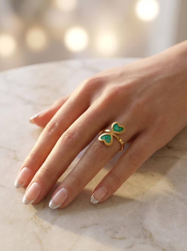 Bague duo Cœur en Lumière verte pailletée Double Nature finition dorée portée au doigt