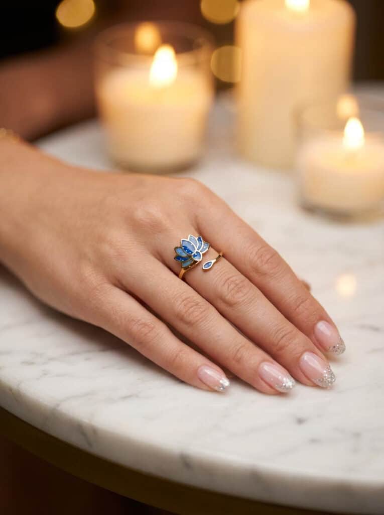 Bague Lotus Sacré bleu pailletée Lotus Céleste finition dorée portée au doigt