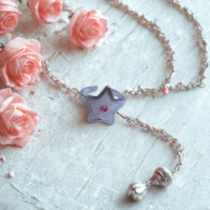 Bague Univers Étoilé rose pailletée Lueur Stellaire finition argentée posée sur tissu blanc