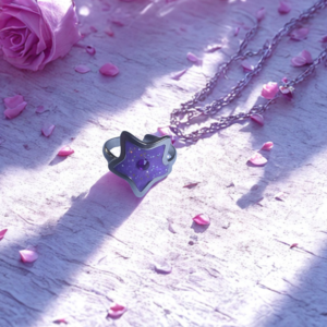 Bague Univers Étoilé violette pailletée Éclat Nocturne finition argentée posée sur tissu blanc