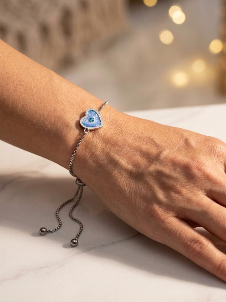 Bracelet Cœur en Lumière bleu pailleté Lueur du Cœur finition argentée porté au poignet