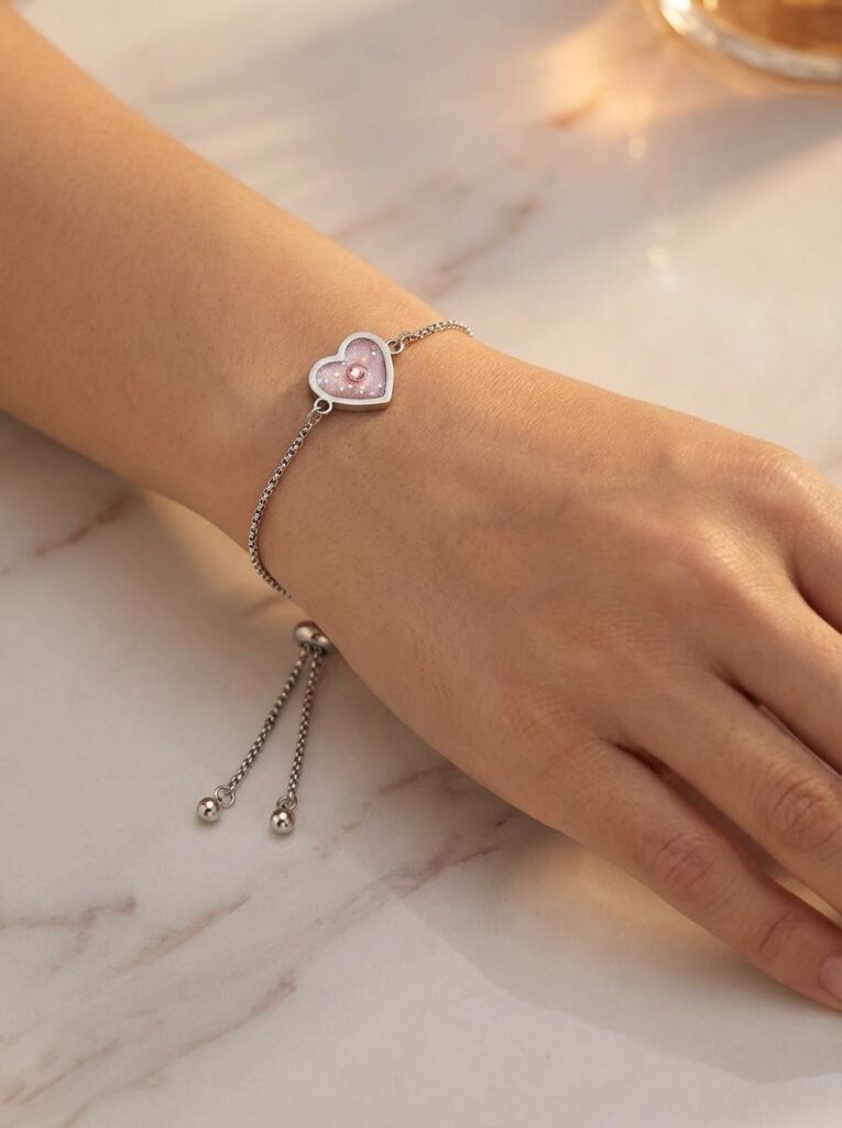 Bracelet Cœur en Lumière rose pailleté Douceur du Cœur finition argentée porté au poignet
