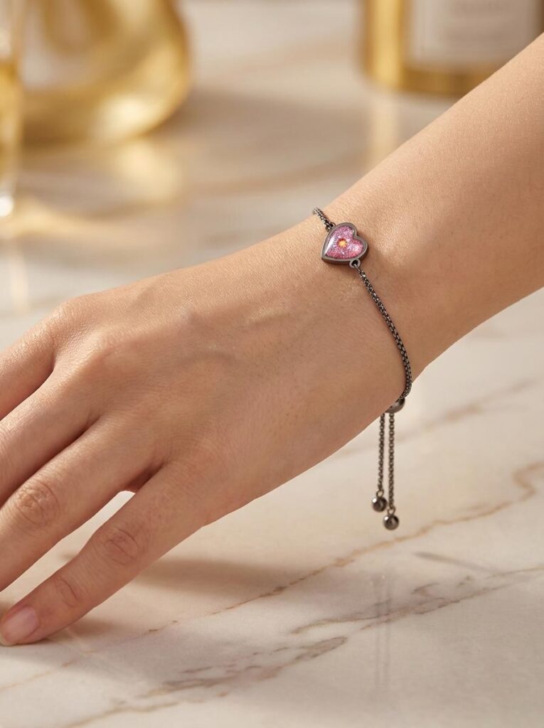 Bracelet Cœur en Lumière rouge pailleté Ardeur du Cœur finition argentée porté au poignet