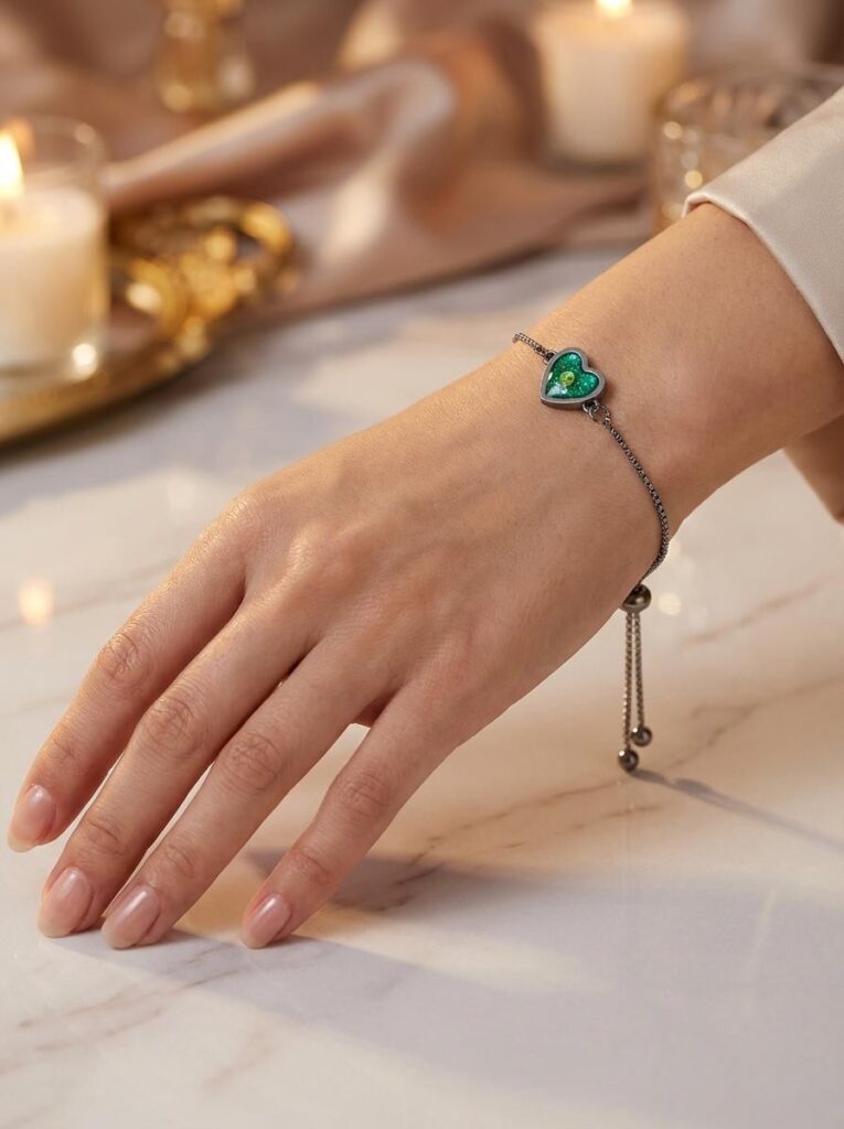 Bracelet Cœur en Lumière vert pailleté Éclat du Cœur finition argentée porté au poignet