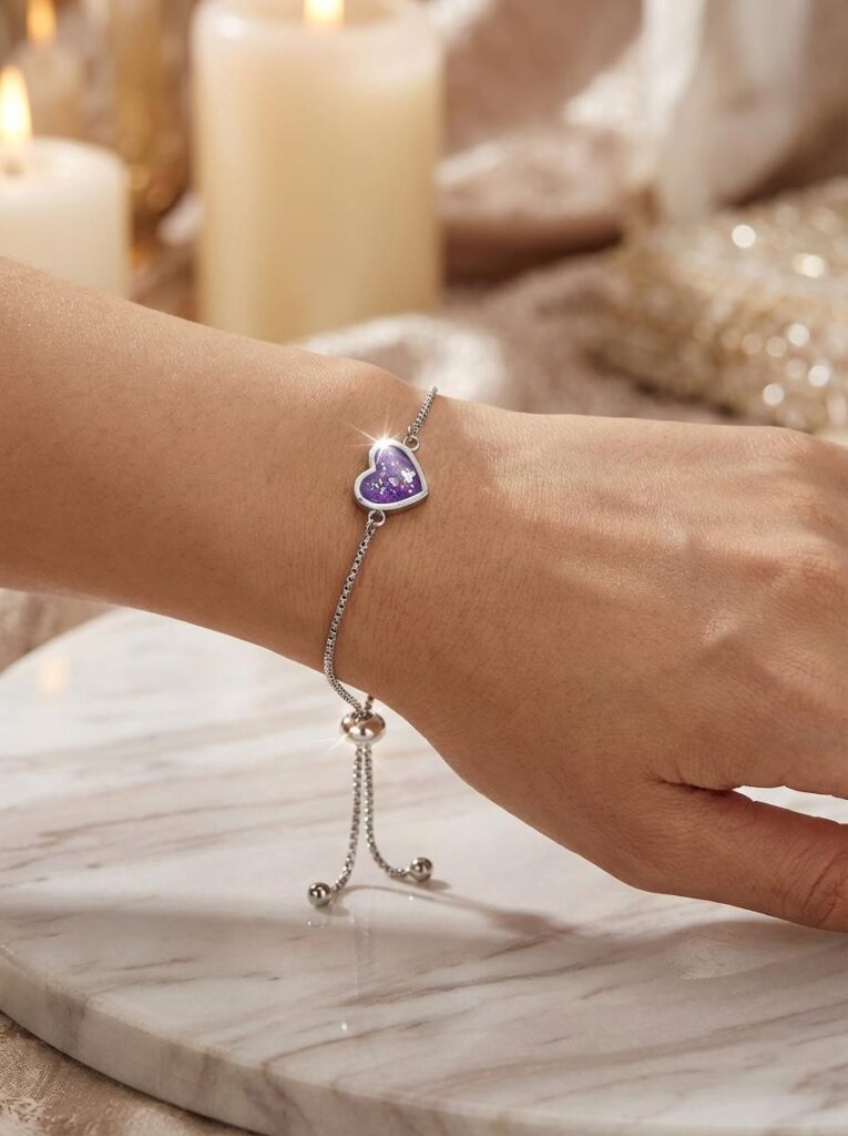 Bracelet Cœur en Lumière violet pailleté Mystère du Cœur finition argentée porté au poignet