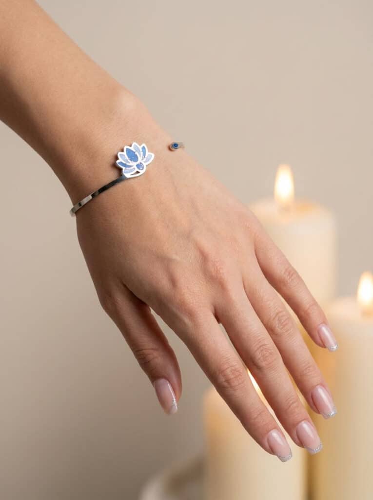 Bracelet Lotus Sacré bleu pailleté Onde Sacrée finition argentée porté au poignet