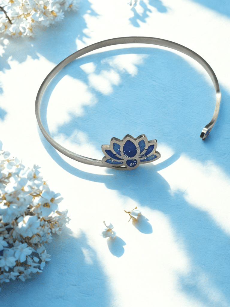 Bracelet Lotus Sacré bleu pailleté Onde Sacrée finition argentée posé sur table