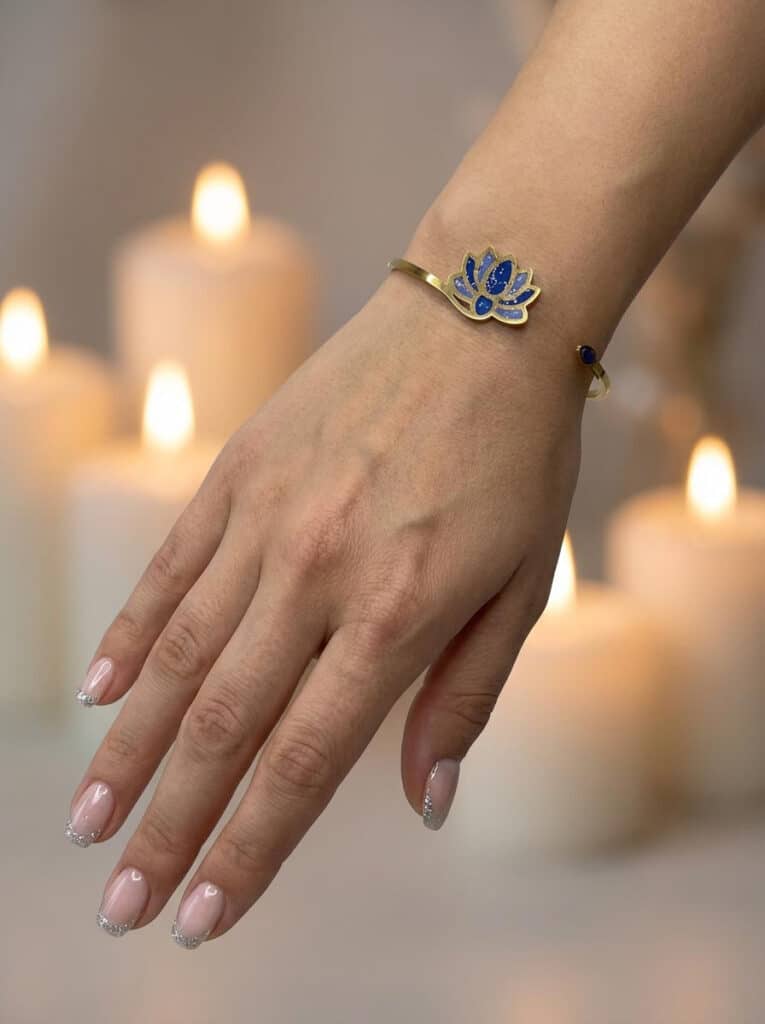 Bracelet Lotus Sacré bleu pailleté Onde Sacrée finition dorée porté au poignet