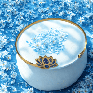 Bracelet Lotus Sacré bleu pailleté Onde Sacrée finition dorée posé sur table