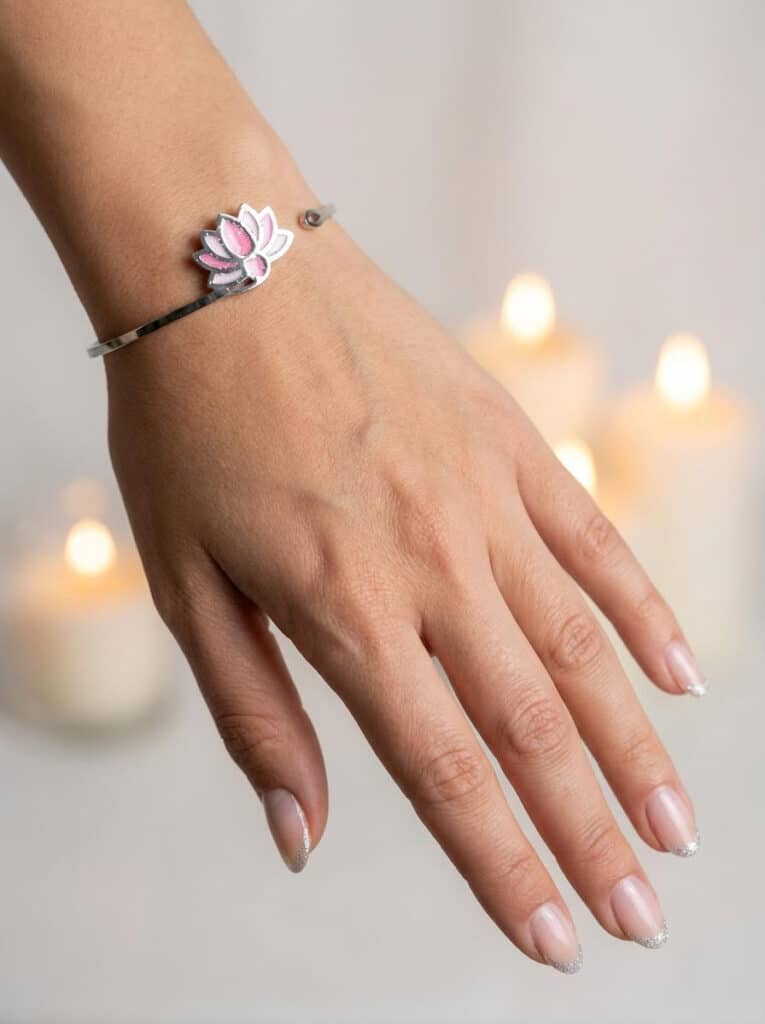 Bracelet Lotus Sacré rose pailleté Pétale Divin finition argentée porté au poignet