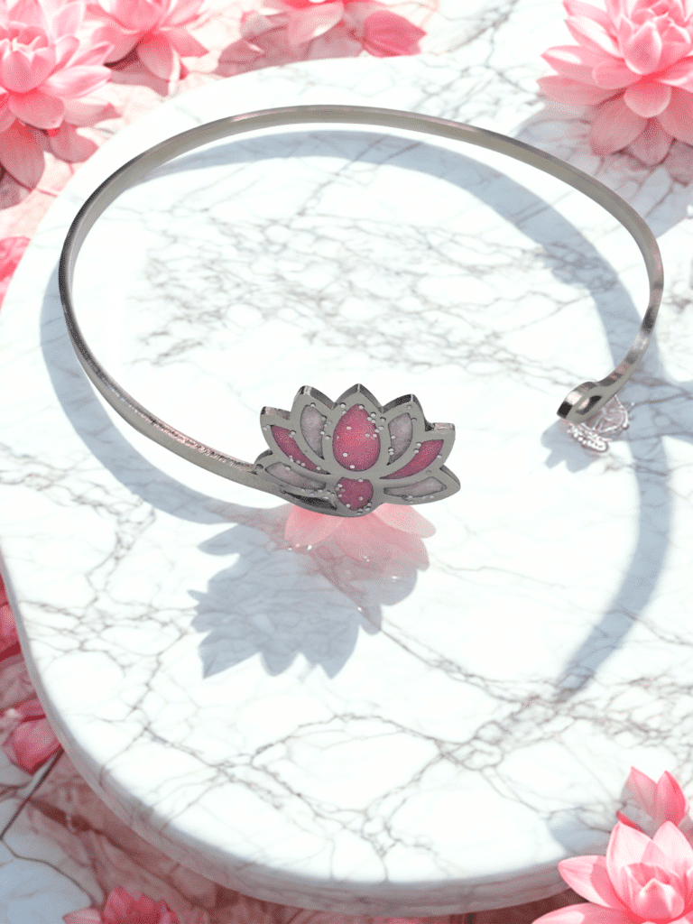 Bracelet Lotus Sacré rose pailleté Pétale Divin finition argentée posé sur table