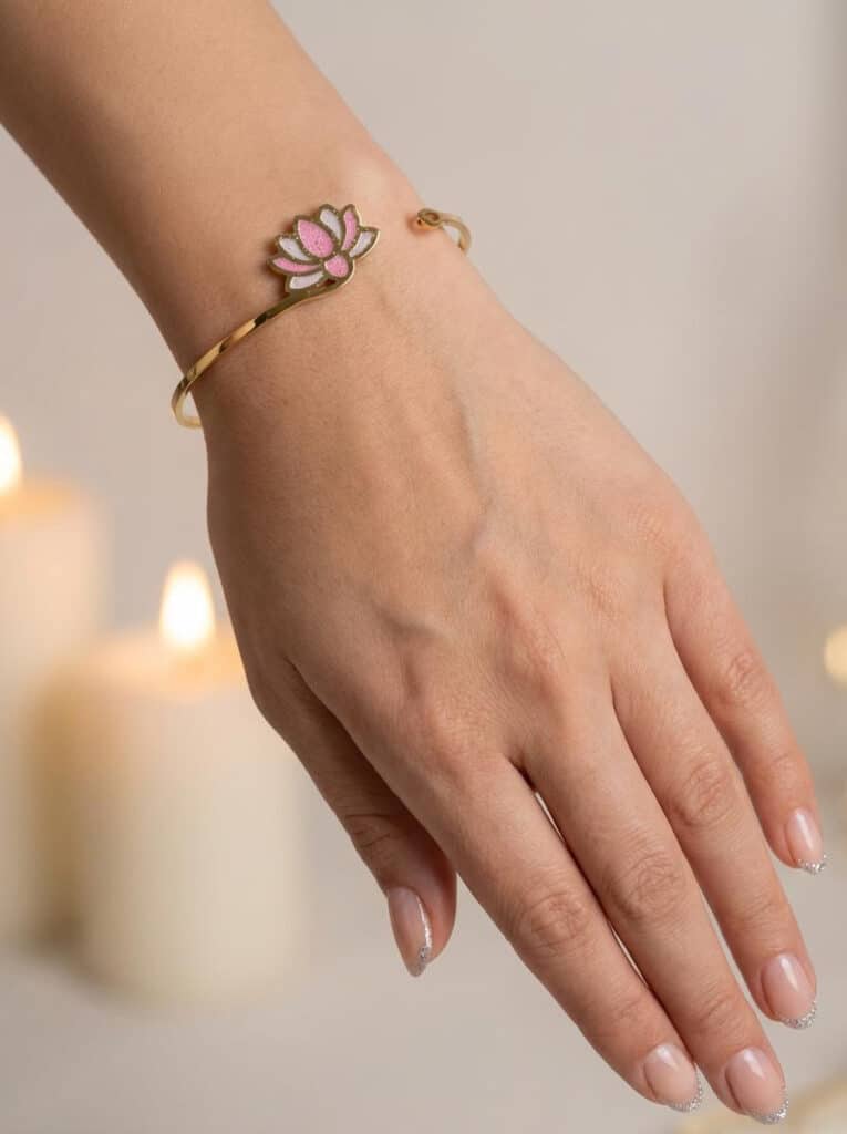 Bracelet Lotus Sacré rose pailleté Pétale Divin finition dorée porté au poignet
