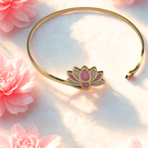 Bracelet Lotus Sacré rose pailleté Pétale Divin finition dorée posé sur table