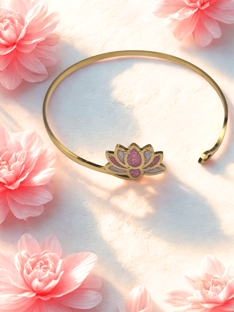 Bracelet Lotus Sacré rose pailleté Pétale Divin finition dorée posé sur table