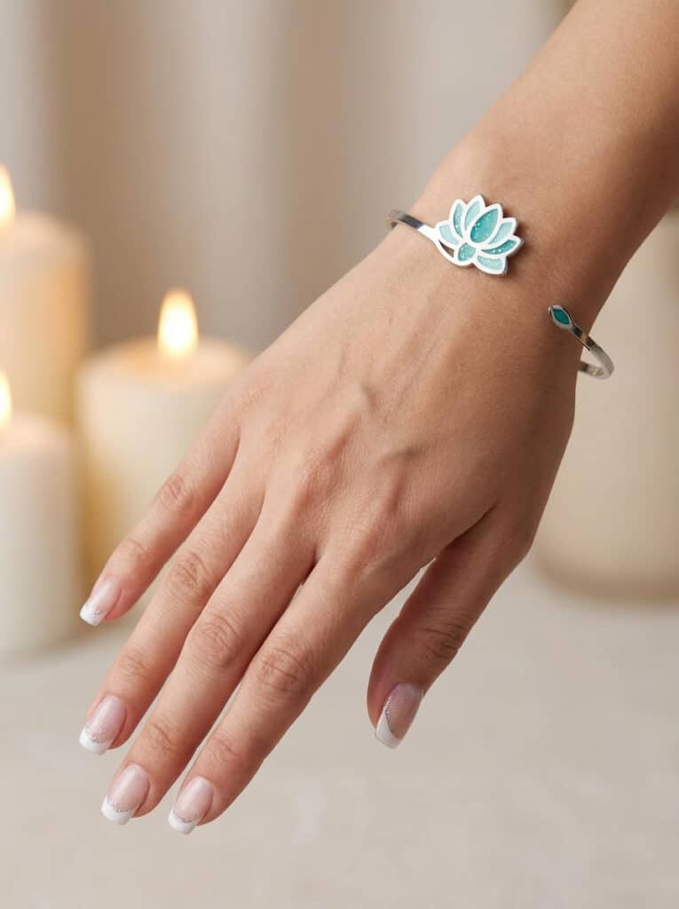 Bracelet Lotus Sacré vert pailleté Bourgeon d'Éveil finition argentée porté au poignet