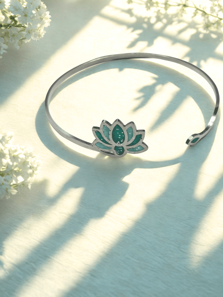 Bracelet Lotus Sacré vert pailleté Bourgeon d'Éveil finition argentée posé sur table