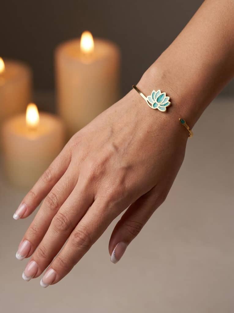Bracelet Lotus Sacré vert pailleté Bourgeon d'Éveil finition dorée porté au poignet