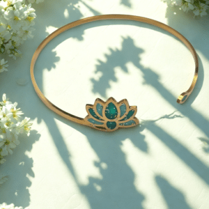Bracelet Lotus Sacré vert pailleté Bourgeon d'Éveil finition dorée posé sur table