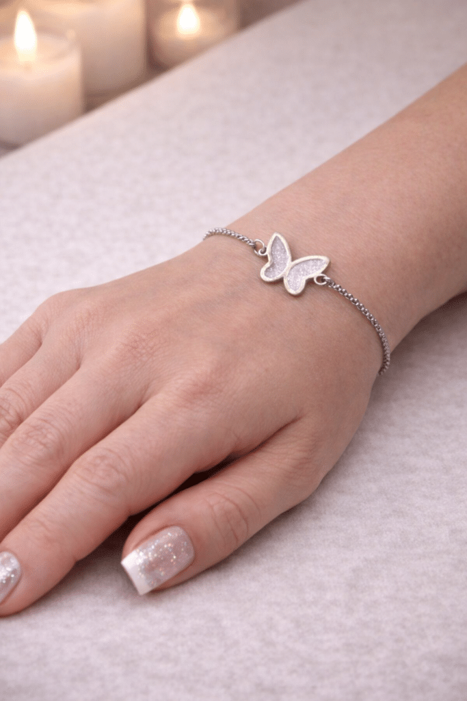 Bracelet Papillon Éternel rose pailleté Envol Délicat finition argentée porté au poignet