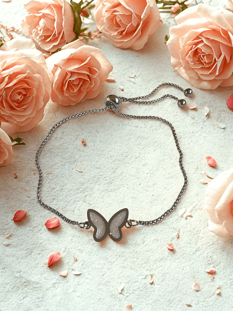 Bracelet Papillon Éternel rose pailleté Envol Délicat finition argentée posé sur table