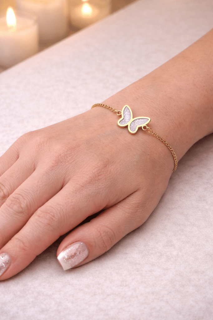 Bracelet Papillon Éternel rose pailleté Envol Délicat finition dorée porté au poignet