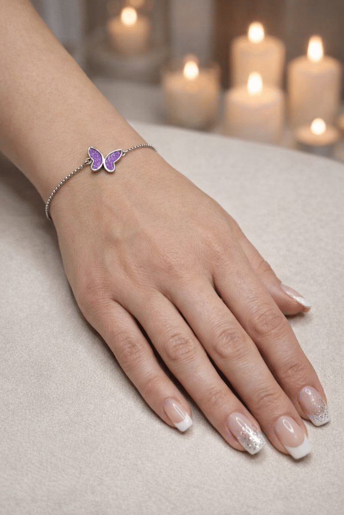 Bracelet Papillon Éternel violet pailleté Envol Mystique finition argentée porté au poignet